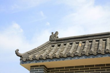 Geleneksel Çin tarzı gri kiremitli çatı, fotoğrafa yakın çekim