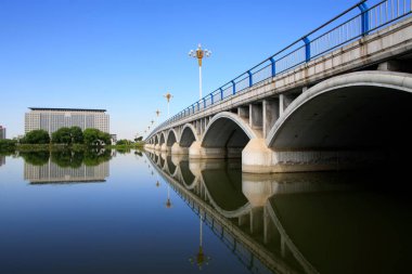 LUANNAN COUNTY - 15 Eylül 2014 'te Kuzey Nehri Köprüsü peyzaj mimarisi, Luannan County, Hebei Eyaleti, Çin