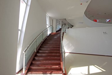 Bir sanat galerisinde cam ve paslanmaz çelik tırabzanlar