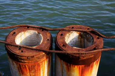 Terk edilmiş çelik boru, fotoğrafa yakın çekim.