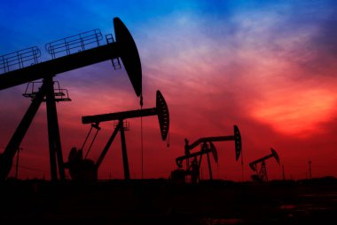 Gece karanlığında pompalama ünitesi, fotoğrafa yakın çekim.