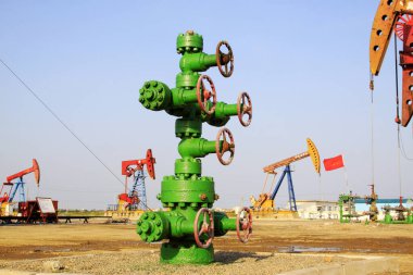 CAOFEIDIAN - 27 Eylül: Petrol makineleri boru ve el tekerleği, 27 Eylül 2014 tarihinde, kaofeidyen, hebei bölgesi, Çin.