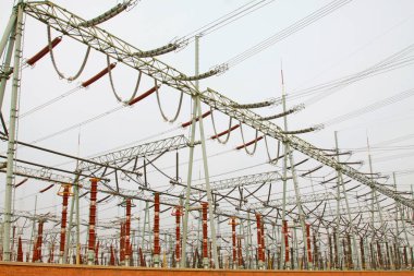 Bir alt istasyonda elektrik ekipmanı, fotoğrafa yakın çekim.