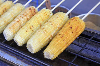 Lokantada ızgara mısır, yakın plan fotoğraf.