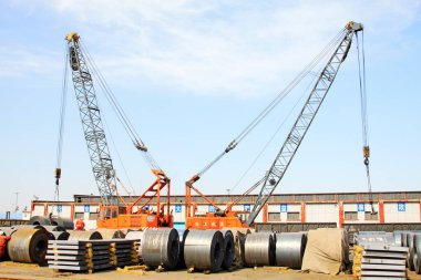 Strip çelik ve vinç, fotoğrafa yakın çekim.