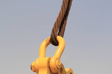 Sarı metal bağlayıcılar ve tel ip, fotoğrafa yakın çekim.