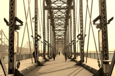 Yalu nehri yıkılmış köprü manzarası, tarihi yerler, Çin