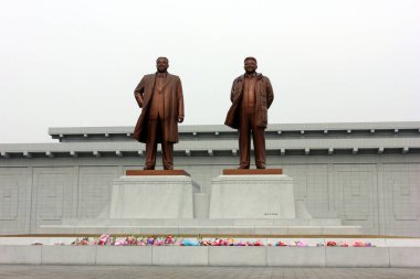 Sinuiju - 28 Mart: Kim il-sung ve Kim Jong-il heykeli, 28 Mart 2015, Sinuiju, Kuzey Kore.