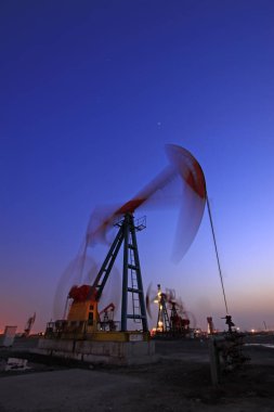 Jidong petrol sahasında dengeli ışın pompalama ünitesi günbatımı manzarası, Hebei Eyaleti, Çin