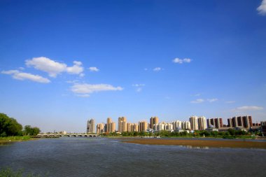 Güzel şehir manzarası, nehirler ve binalar, yakın çekim