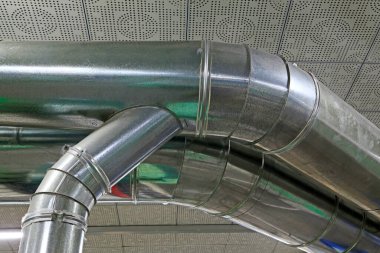 Fabrikada paslanmaz çelik boru, fotoğrafa yakın çekim.