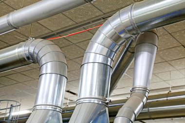 Fabrikada paslanmaz çelik boru, fotoğrafa yakın çekim.