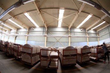 Seramik yarı bitmiş ürünler fabrikada depolanmış.