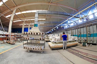 Luannan - 31 Mayıs 2015 'te seramik şirketinde Sintering atölye üretim hattı görüntüsü, Luannan County, Hebei, Çin