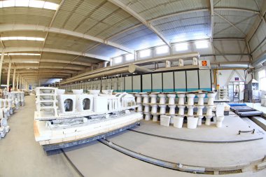 Luannan - 31 Mayıs 2015 'te seramik şirketinde Sintering atölye üretim hattı görüntüsü, Luannan County, Hebei, Çin