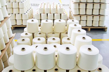 Pamuk yumağı üst üste yığılmış, fotoğrafa yakın.