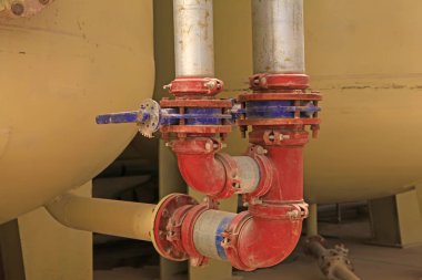 Atölyedeki basınç boruları, fotoğraflara yakın çekim.