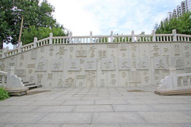 Parkta taş oymacılığı işe yarıyor.