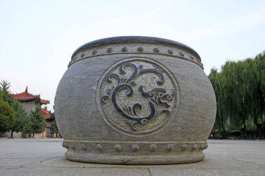 Yerde davul şeklinde taş bloklar