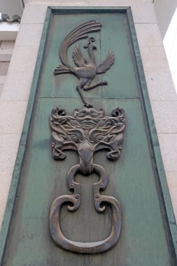 Duvara Çin taşı oyması.