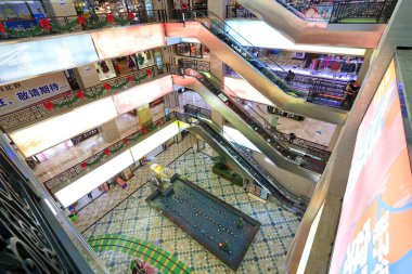 Alışveriş merkezi iç manzarası