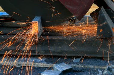 Alüminyum alaşımı keserken gördüm.