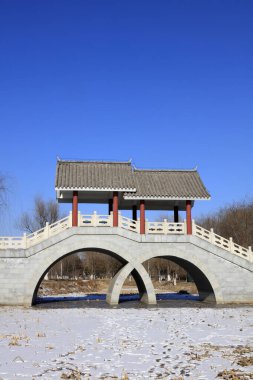 Parkta çift kemerli taş köprü, Çin