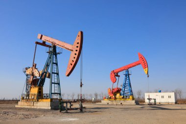 Petrol sahasında mavi gökyüzünün altında pompalama ünitesi