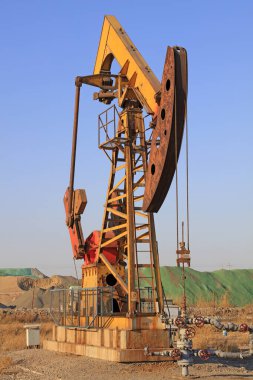 Vahşi doğada mavi gökyüzünün altında pompalama ünitesi