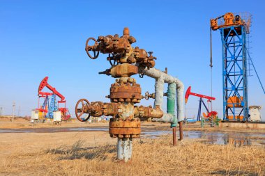 Petrol boru hattı ve pompalama ünitesi, fotoğrafa yakın çekim