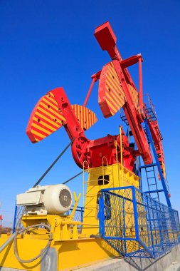 Petrol sahasında mavi gökyüzünün altında pompalama ünitesi