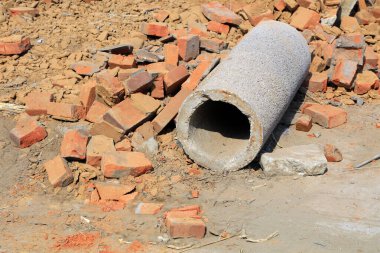 Çimento borular ve tuğlalar.