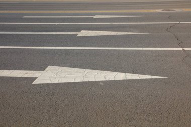 Asfalt yolda trafik işareti