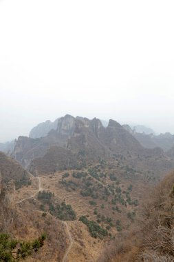 Çin 'in batısındaki dağ manzarası.