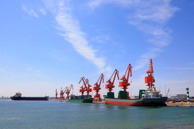 Geçit vinci ve Kargo gemisi