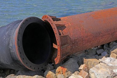 Deniz kenarındaki çelik borular. 