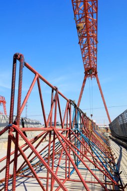 Mavi gökyüzünün altında çelik kiriş ve çelik bileşenler