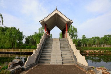 Çin 'de bir parkta köprü inşa etme manzarası