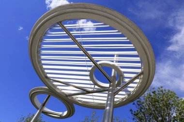 Bir parkta paslanmaz çelik mimari manzarası