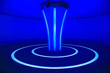 Parkta mavi sütunlar ve oval