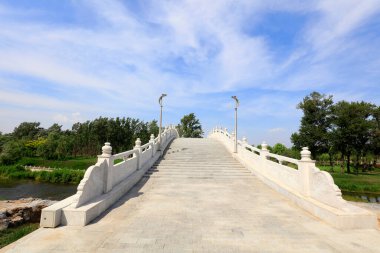 Parkta Çin tarzı köprüler inşa edilir.