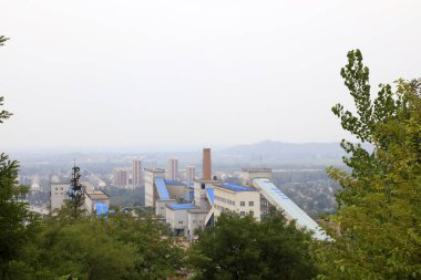 Luan County - 16 Temmuz 2016 'da Yanshan demir cevheri fabrikası inşaatı, Luan County, Hebei, Çin