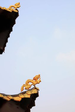 Ejderha şekilli süsler tütsü yanığında