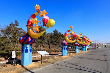 Parktaki renkli heykel