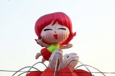 Parkta karikatür heykeli