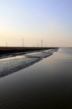 Elektrik kulesi ve su yolları