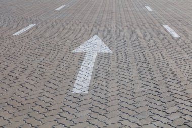 Yol işaretleri yerde.