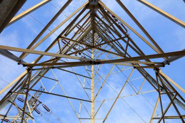 Mavi gökyüzünün altındaki elektrik kulesi