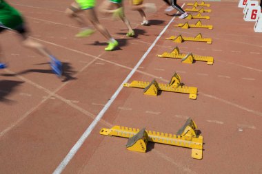 kısa mesafe koşucusu ve başlangıç blokları