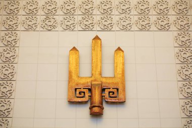 Duvarlarda antik Çin bronzları asılı.